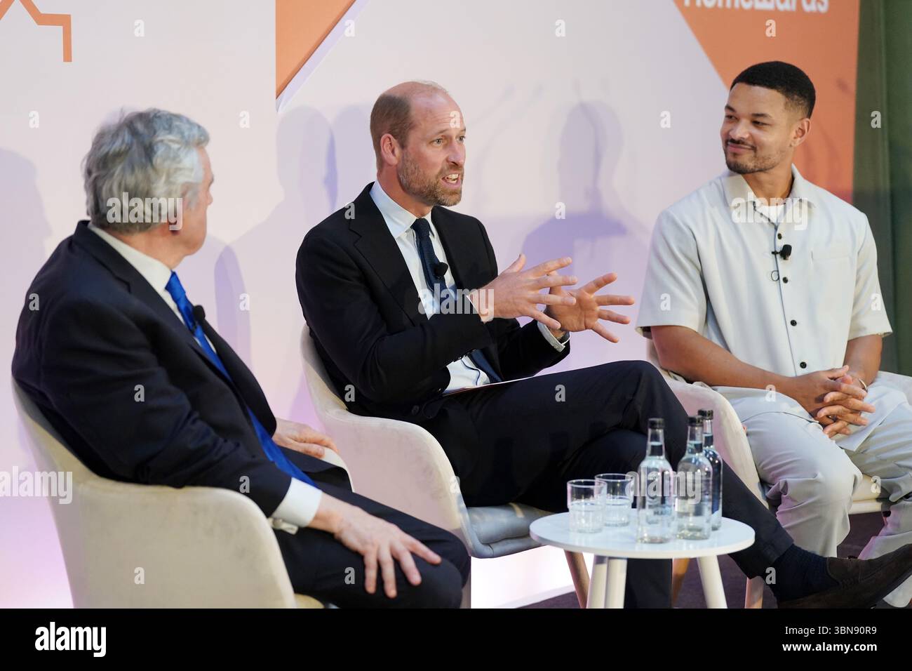 Il principe di Galles, con l'ex primo ministro e fondatore della Multibank Gordon Brown e l'avvocato della casa Steven Bartlett, parla ad un evento del programma di homewards a Sheffield, come parte della sua visita in città per celebrare il biennio del programma. Data foto: Martedì 1 luglio 2025. Foto Stock