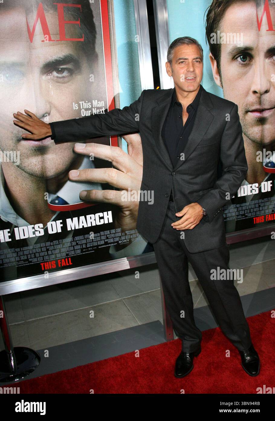 George Clooney alla prima di "The Ides of March" tenutasi al Samuel Goldwyn Theater di Beverly Hills, Los Angeles - 27 settembre 2011 FAMOUS PICTURES AND FEATURES AGENCY 13 HARWOOD ROAD LONDRA SW6 4QP REGNO UNITO tel +44 (0) 20 7731 9333 fax +44 (0) 20 7731 9330 e-mail info@famous.uk.com www.famous.uk.com FAM42616 Foto Stock
