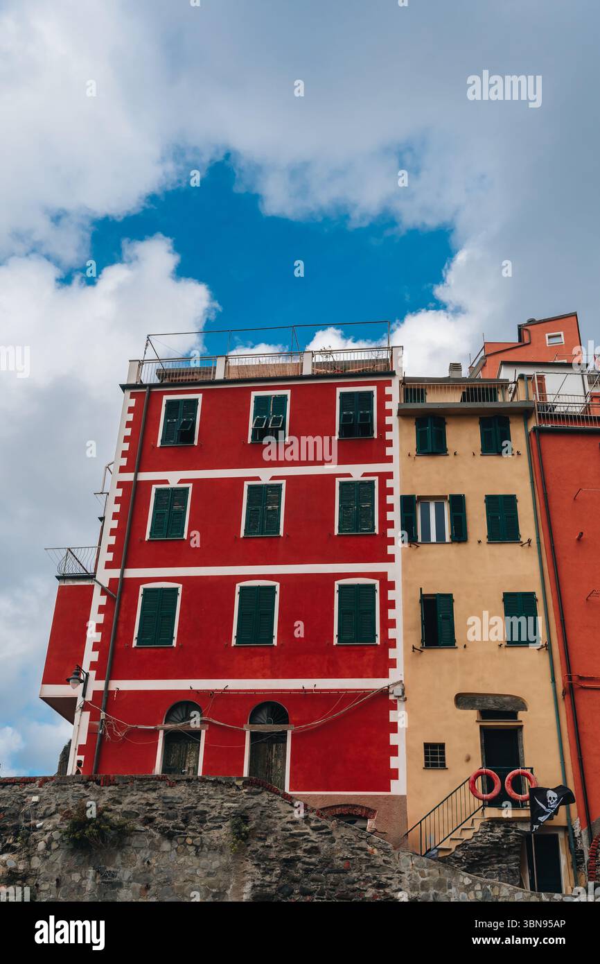 La città di Riomaggiore nelle cinque Terre. Piccole città italiane nelle cinque. Foto Stock