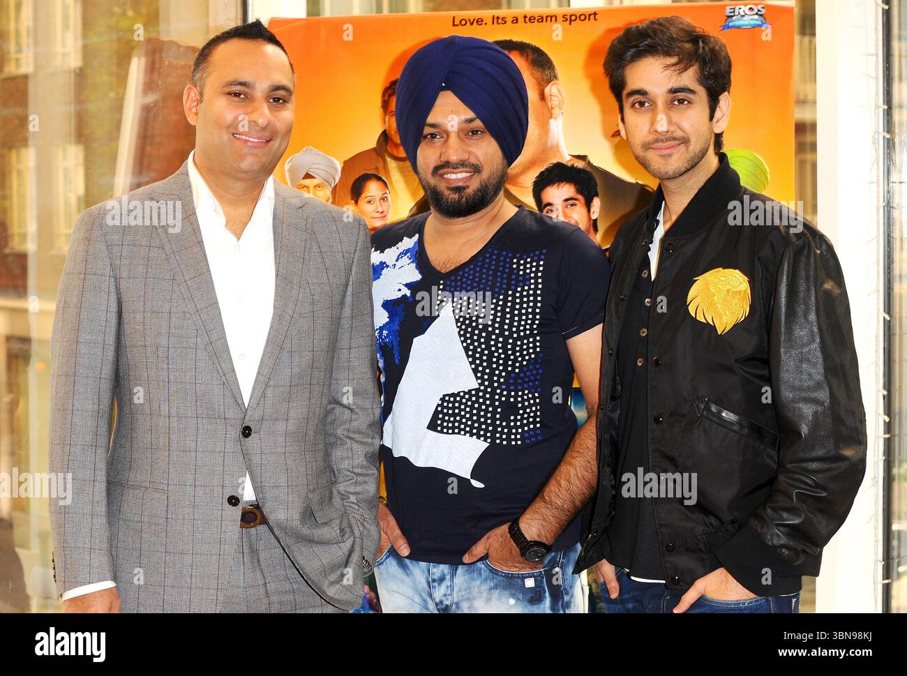 Russell Peters, Gurpreet 'Ghuggi' Singh e Vinay Virmani al photocall per 'Speedy Singhs' alla Jumeirah Carlton Tower di Londra - 23 settembre 2011 Foto Stock