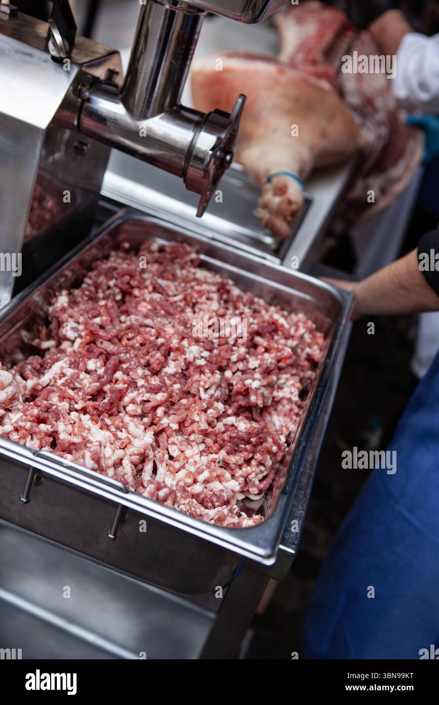 Produzione di salsicce nel laboratorio di macelleria Foto Stock