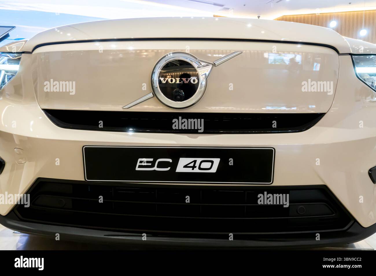 Parte anteriore dell'auto elettrica Volvo EC40 in uno showroom Foto Stock