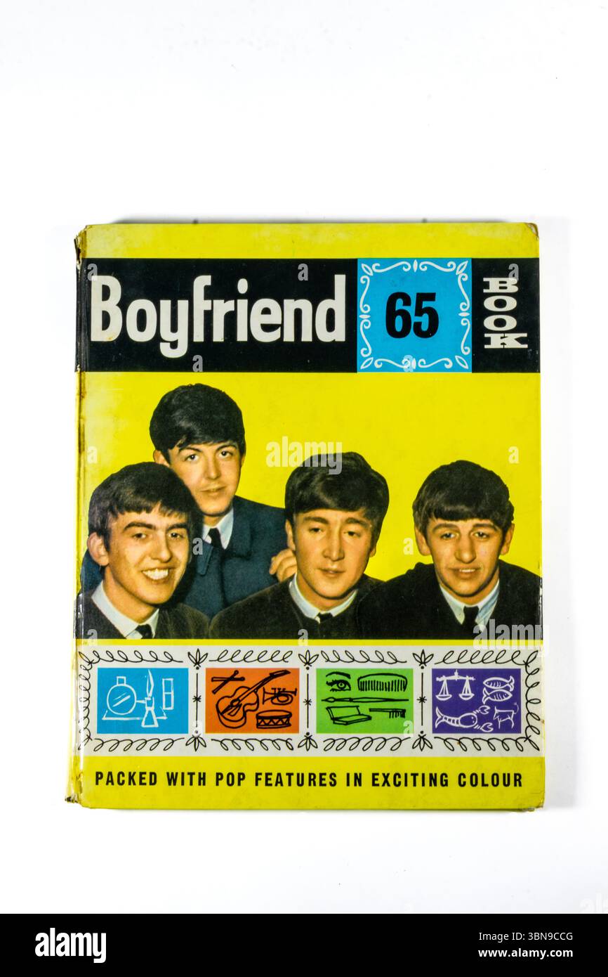Copertina annuale vintage 1965 con Four the Beatles in Suit, il titolo "Boyfriend" con il numero 65, colori vivaci e stile retrò Foto Stock
