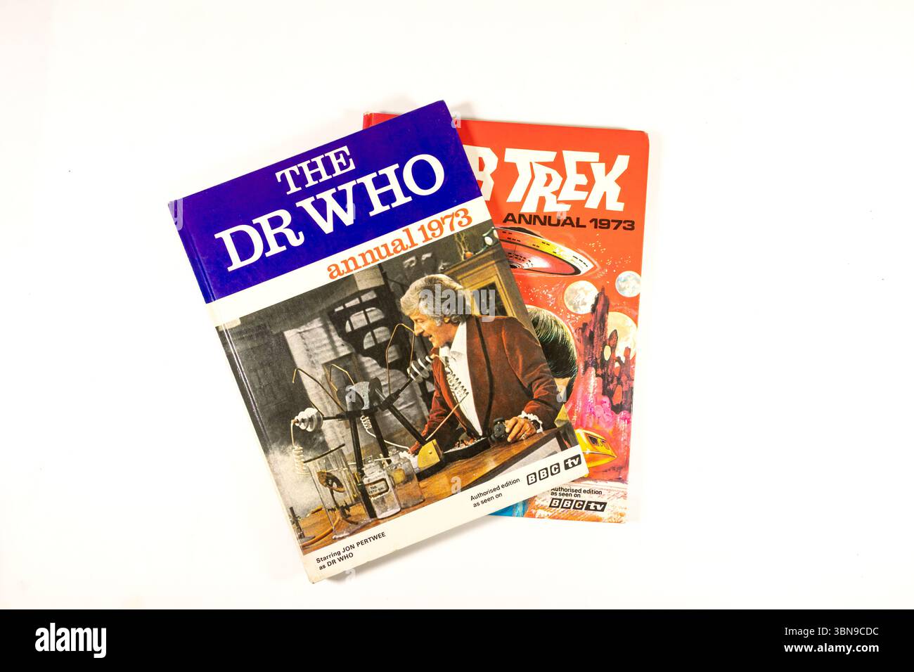 Gli annuals vintage del 1973 della popolare serie fantascientifica Dr. Who e Star Trek sono collocati su uno sfondo bianco Foto Stock