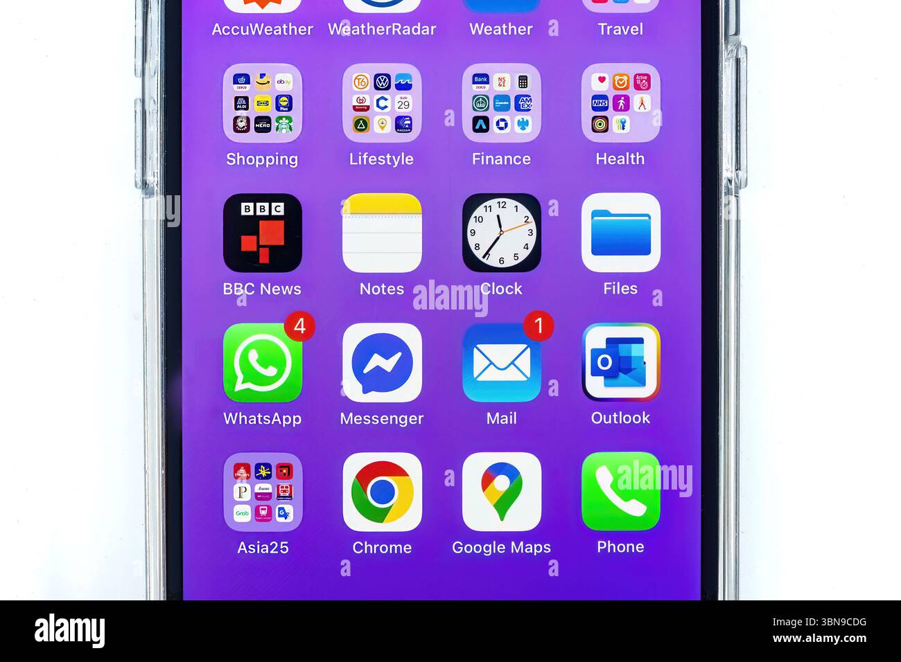 Display per smartphone iphone 14 pro che mostra varie applicazioni di messaggistica, whatsapp, navigazione e strumenti meteo su bolle di messaggio di sfondo viola Foto Stock