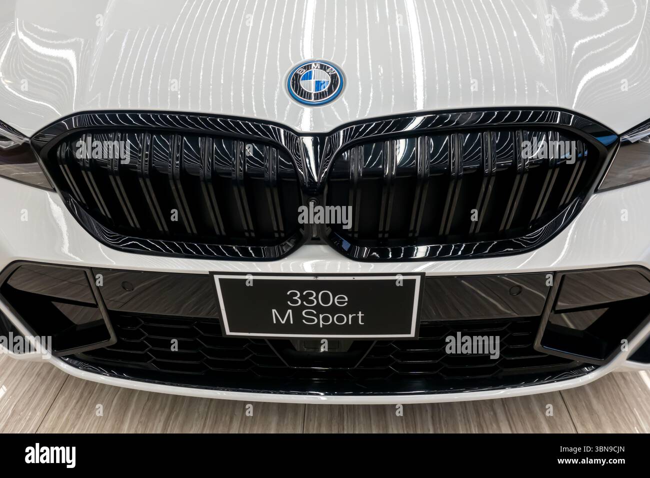 Primo piano di una griglia frontale BMW 330e M Sport. Foto Stock