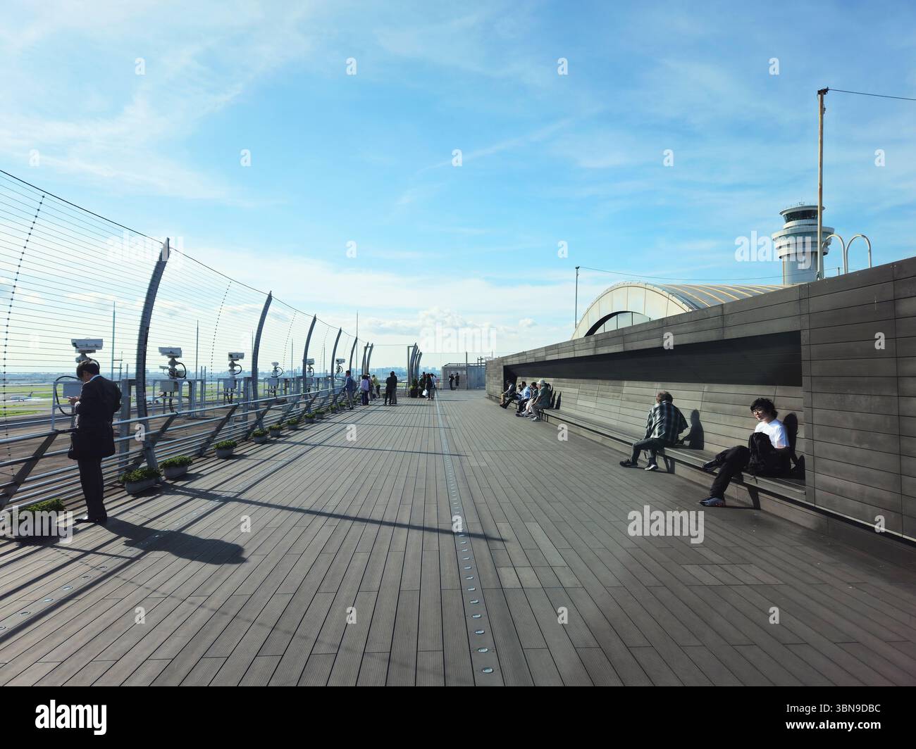 Piattaforma di osservazione dell'aeroporto Haneda di Tokyo con avvistatori di aerei sotto il cielo blu Foto Stock