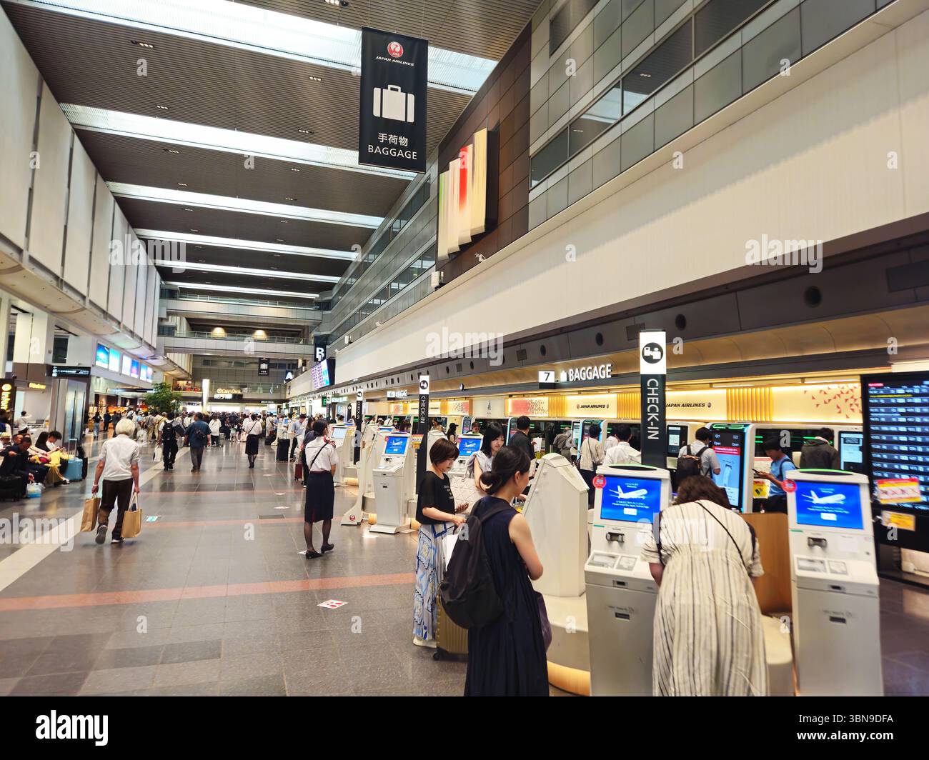 Sala check-in nazionale Tokyo Haneda con chioschi self-service Foto Stock