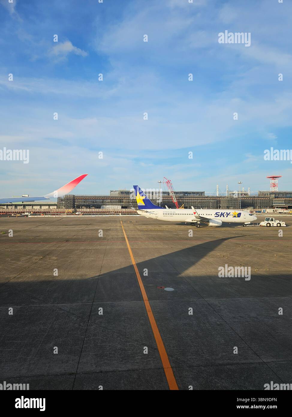 Skymark Boeing 737 su Apron in mezzo ai lavori di costruzione all'aeroporto Haneda di Tokyo Foto Stock