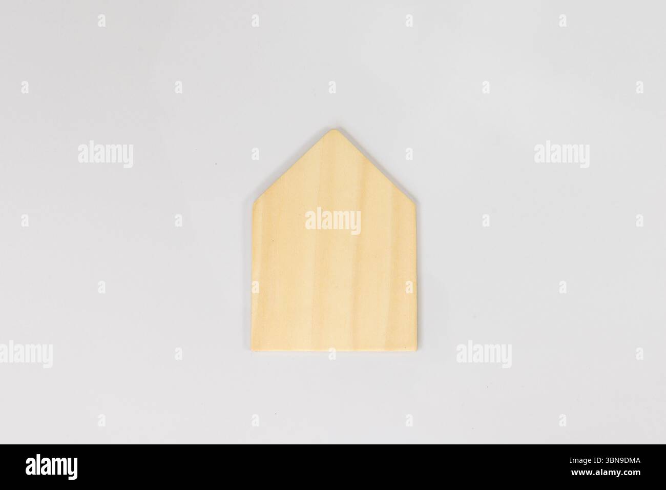 Pannello in legno semplice a forma di casa senza aperture su sfondo bianco Foto Stock