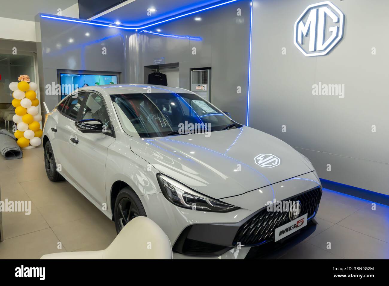 Vettura compatta MG 5 prodotta da SAIC Motor sotto il marchio MG, showroom a Bangkok in Thailandia Foto Stock