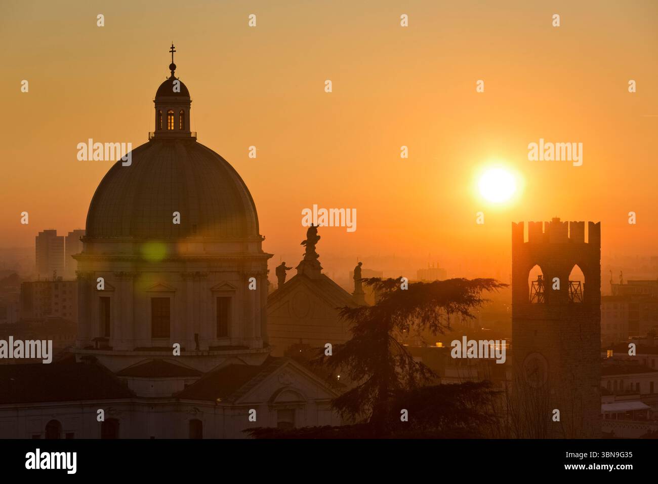 La Cattedrale di Santa Maria Assunta e la Torre Pegol di Palazzo Broletto al tramonto. Brescia, Lombardia, Italia. Foto Stock