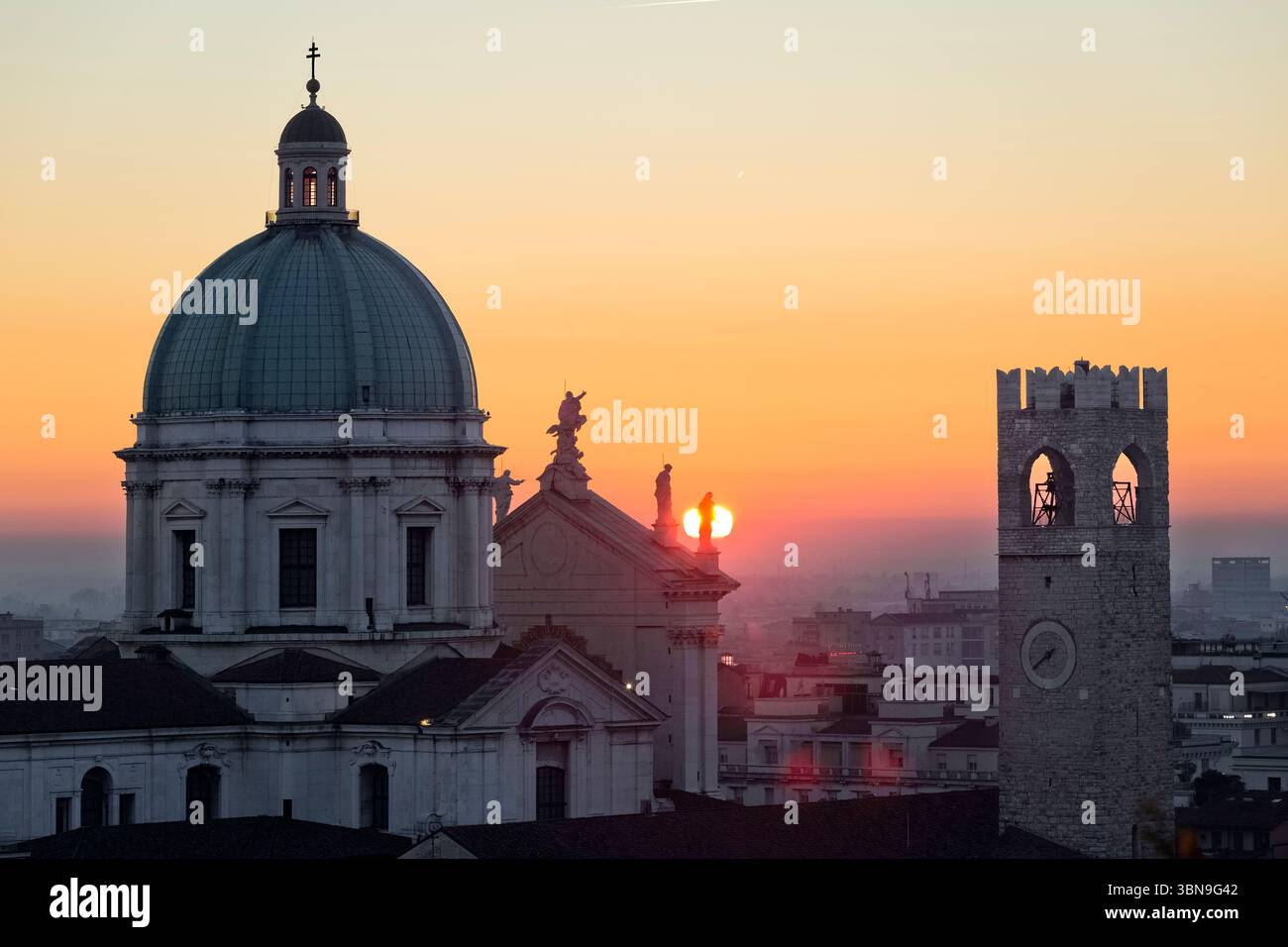La Cattedrale di Santa Maria Assunta e la Torre Pegol di Palazzo Broletto al tramonto. Brescia, Lombardia, Italia. Foto Stock