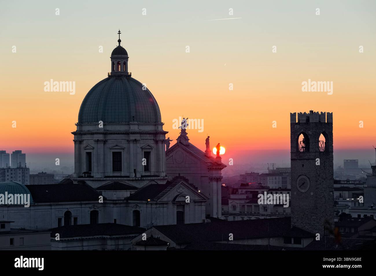 La Cattedrale di Santa Maria Assunta e la Torre Pegol di Palazzo Broletto al tramonto. Brescia, Lombardia, Italia. Foto Stock