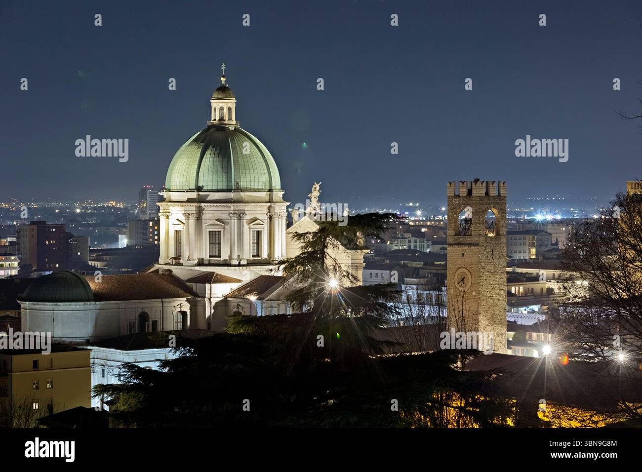 La Cattedrale di Santa Maria Assunta e la Torre Pegol di Palazzo Broletto di notte. Brescia, Lombardia, Italia. Foto Stock