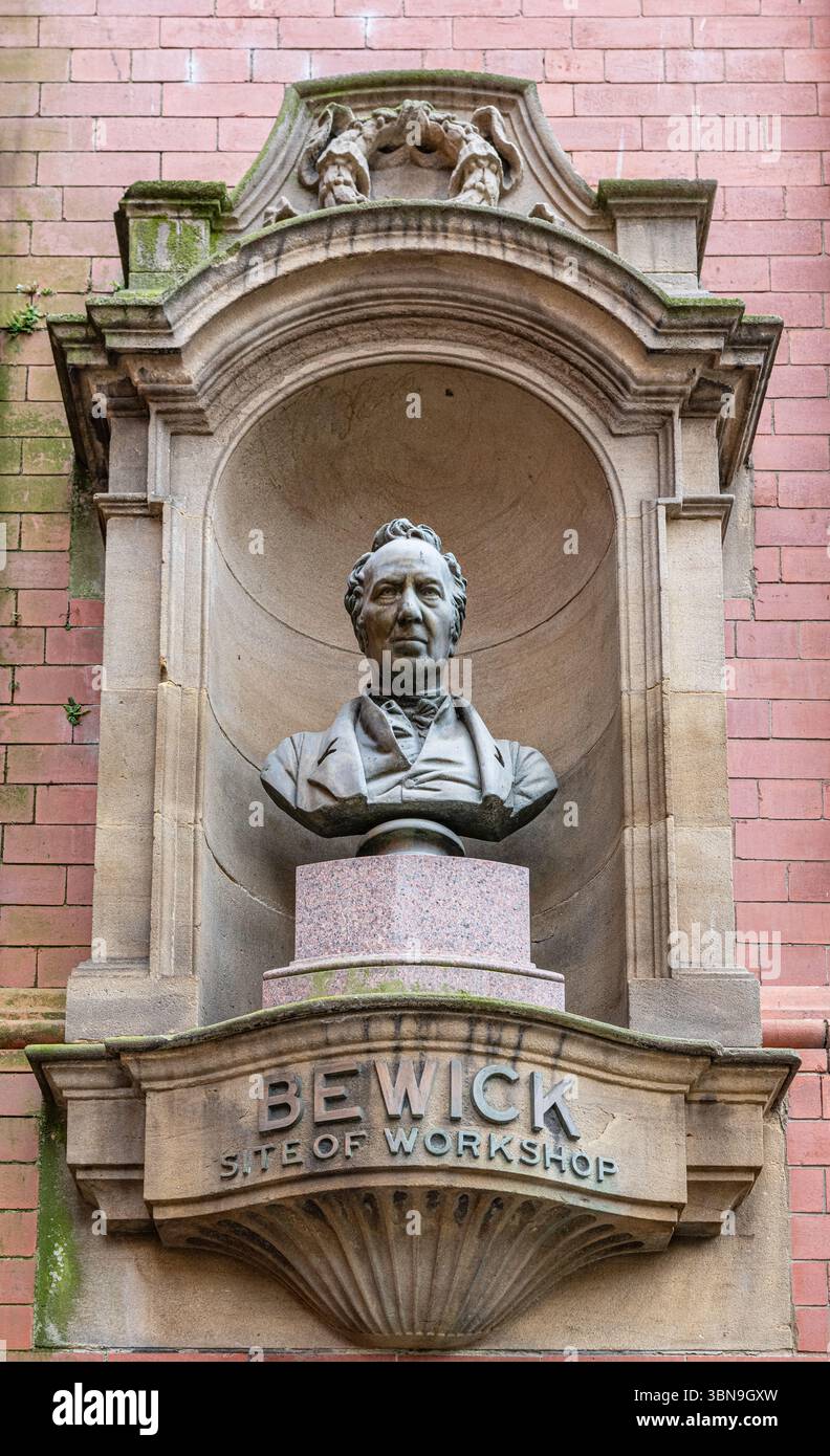 Busto di Thomas Bewick - naturalista e artista - nel sito del suo laboratorio, Newcastle-upon-Tyne, Northumberland, Inghilterra Foto Stock