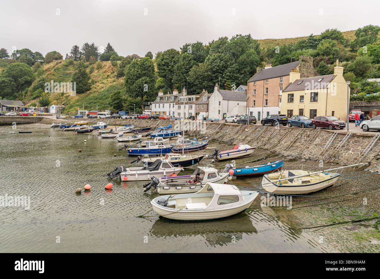 Barche sulla costa di Stonehaven - Cowie Harbour, Aberdeenshire, Scozia Foto Stock