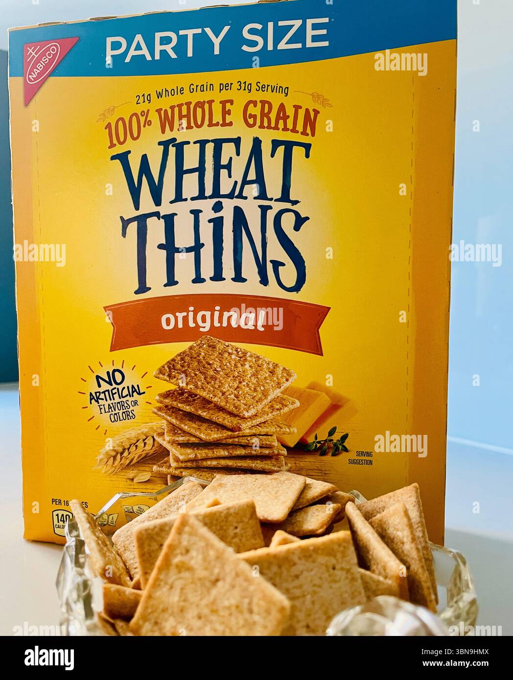STILL Life of a box and filled bowl of frumento thins by Nabisco, 2025, USA Foto Stock