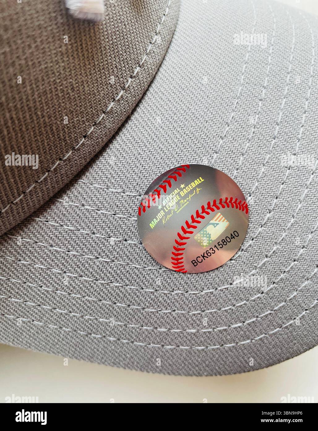 Primo piano dell'autenticatore dell'ologramma del baseball della Major League, che garantisce una merce con licenza appropriata, 2025, Stati Uniti Foto Stock