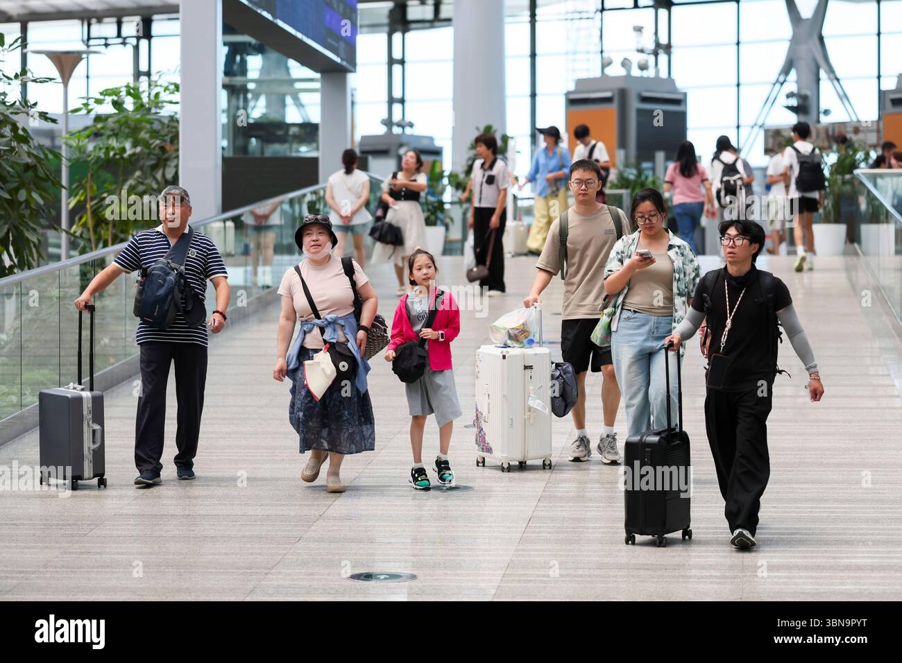 Pechino, Cina. 1 luglio 2025. I passeggeri camminano nella stazione ferroviaria di Shanghai Sud a Shanghai, Cina orientale, 1° luglio 2025. Un nuovo orario dei treni è entrato in vigore in Cina il 1° luglio 2025, a partire dalla stagione estiva dei viaggi di 62 giorni di quest'anno, secondo l'operatore ferroviario. Crediti: Wang Xiang/Xinhua/Alamy Live News Foto Stock
