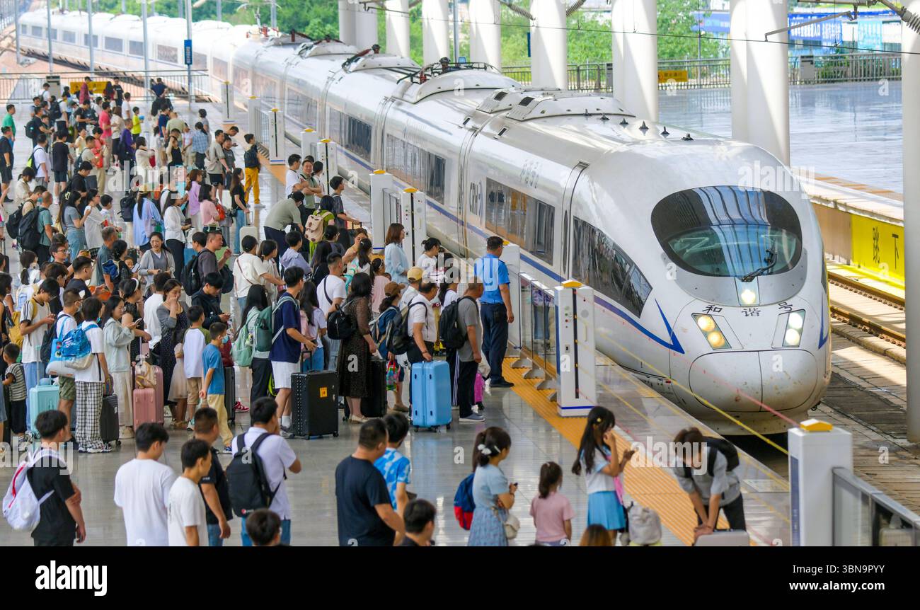 Pechino, la provincia cinese di Henan. 1 luglio 2025. I passeggeri attendono di salire a bordo di un treno alla stazione ferroviaria di Luoyang Longmen a Luoyang, nella provincia di Henan, nella Cina centrale, il 1° luglio 2025. Un nuovo orario dei treni è entrato in vigore in Cina il 1° luglio 2025, a partire dalla stagione estiva dei viaggi di 62 giorni di quest'anno, secondo l'operatore ferroviario. Crediti: Zhang Yixi/Xinhua/Alamy Live News Foto Stock