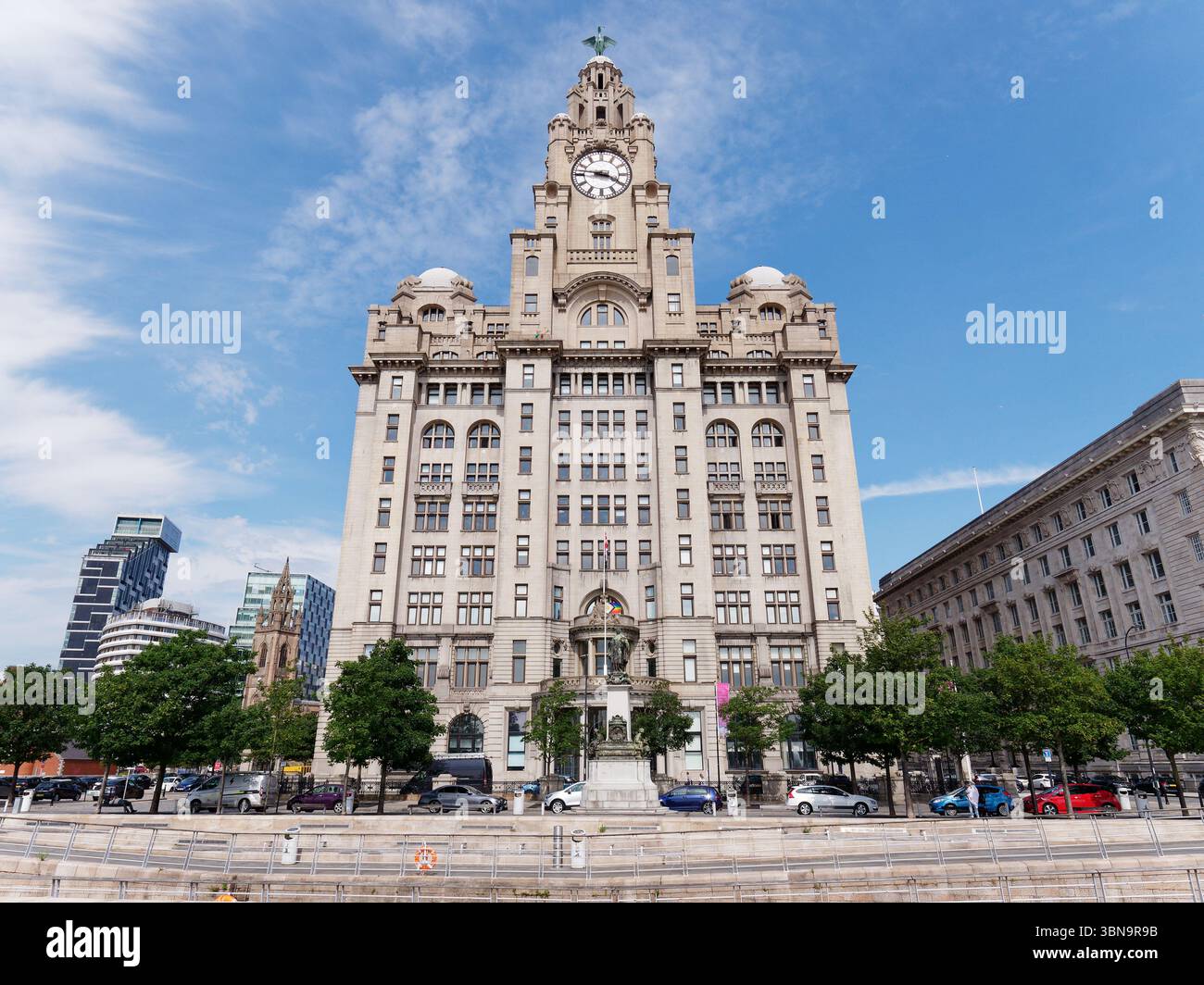 Area di Pier Head con facciata del Royal Liver Building nella città di Liverpool, Merseyside, Inghilterra. 30 giugno 2025 Foto Stock