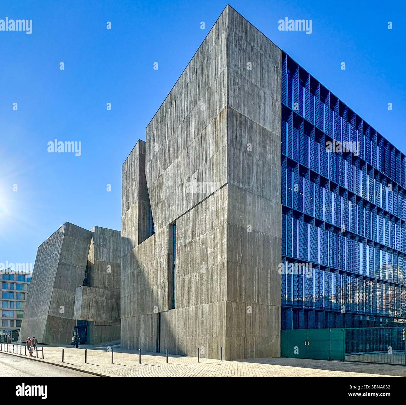 Lisbona, EDP Sede II, architettura moderna. Il nuovo edificio della società elettrica portoghese dell'architetto argentino Alejandro Aravena. Foto Stock