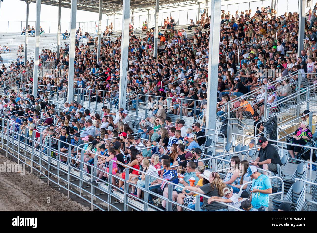 28 giugno 2025 - Nephi, Utah: Gli spettatori riempiono le tribune durante l'evento Juab Xtreme Racing presso la fiera della contea di Juab. Foto Stock