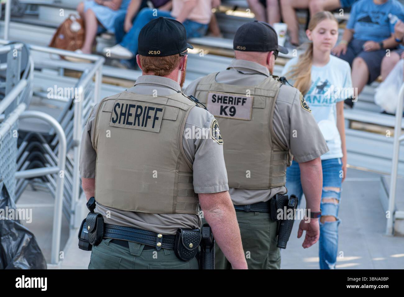 Nephi, Utah - 28 giugno 2025: I deputati dello sceriffo della contea di Juab pattugliano l'area degli spettatori durante l'evento Juab Xtreme Racing. Foto Stock