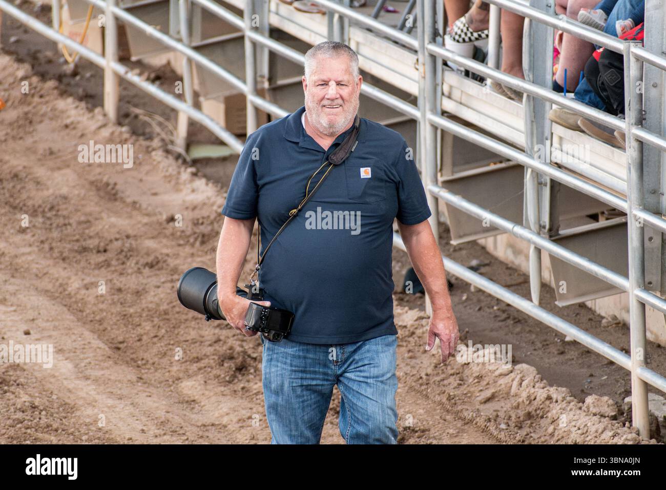 28 giugno 2025 - Nephi, Utah: Un fotografo cammina lungo il bordo dell'arena sterrata durante l'evento Juab Xtreme Racing presso la fiera della contea di Juab. Foto Stock