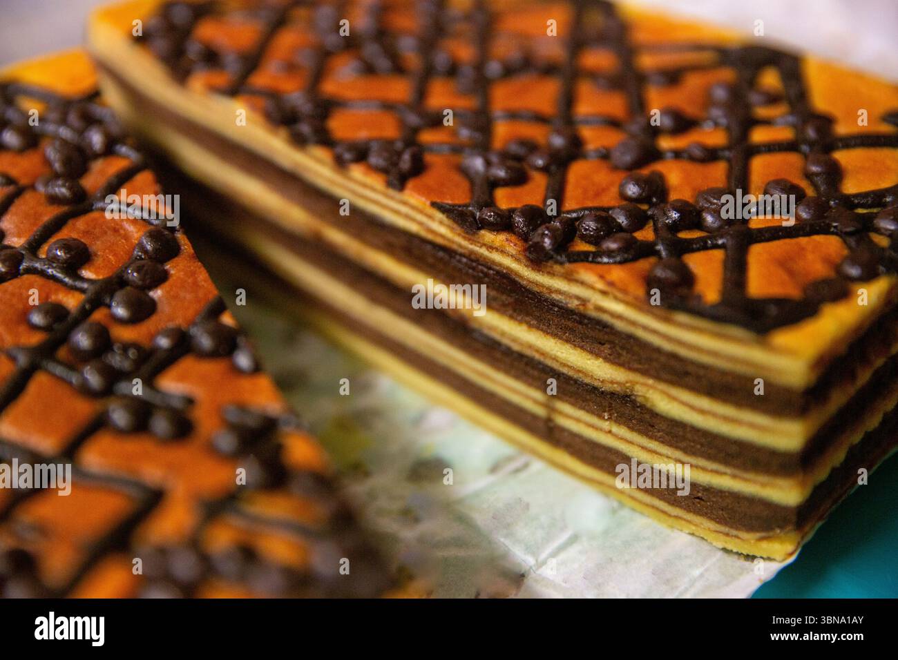 Torta a strati di cioccolato liscia e umida - un dessert olandese indonesiano Foto Stock