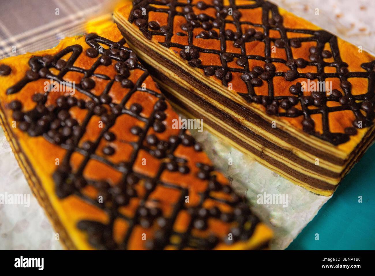 Torta a strati di cioccolato liscia e umida - un dessert olandese indonesiano Foto Stock