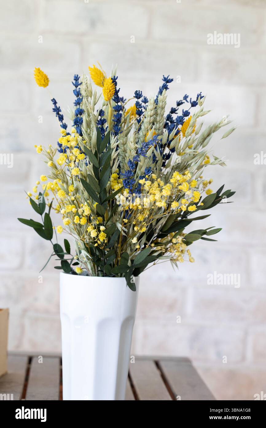 Fiori secchi e piante dipinte in colori per la decorazione Foto Stock