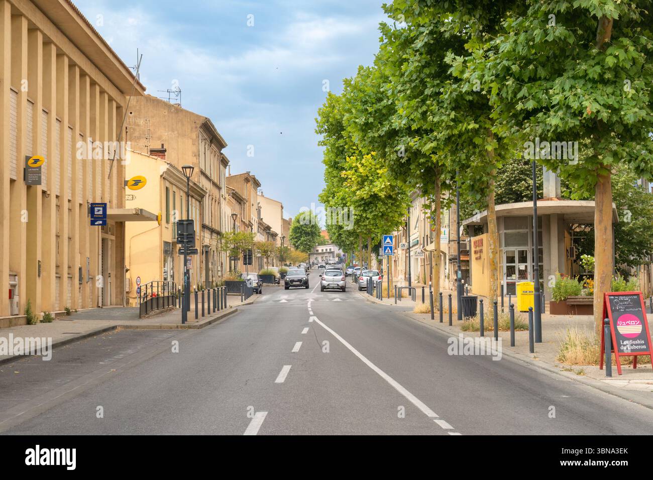 La strada principale che attraversa Apt in Provenza Foto Stock