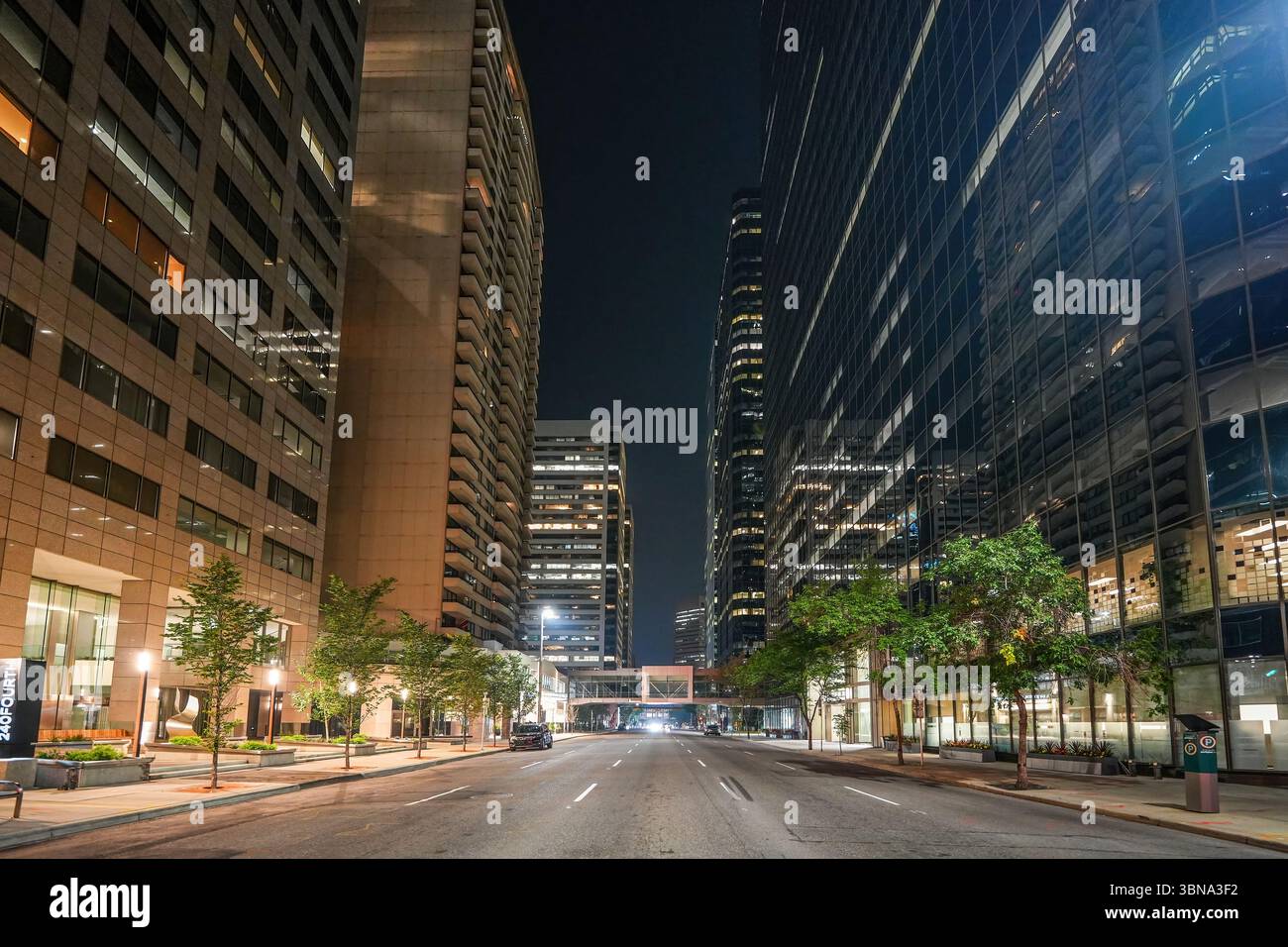 Passerella pedonale tra due edifici nel centro di Calgary, Alberta, Canada Foto Stock