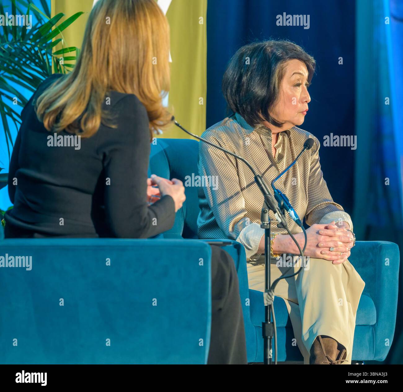 NEW ORLEANS, LOUISIANA, USA - 28 MARZO 2025: Connie Chung discute il suo nuovo libro di memorie con Betsy Fischer Martin al New Orleans Book Festival alla Tulane University Foto Stock