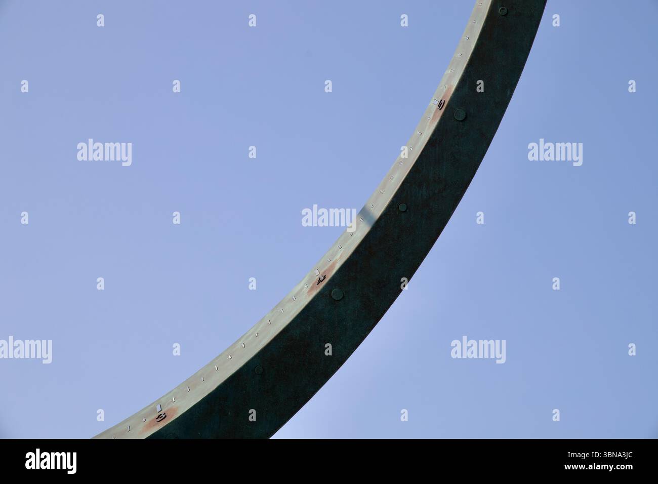 Gangneung, Corea del Sud - 1° giugno 2025: Una vista minimalista mostra il bordo curvo del monumento a clessidra di Jeongdongjin che si staglia contro una nuvola Foto Stock