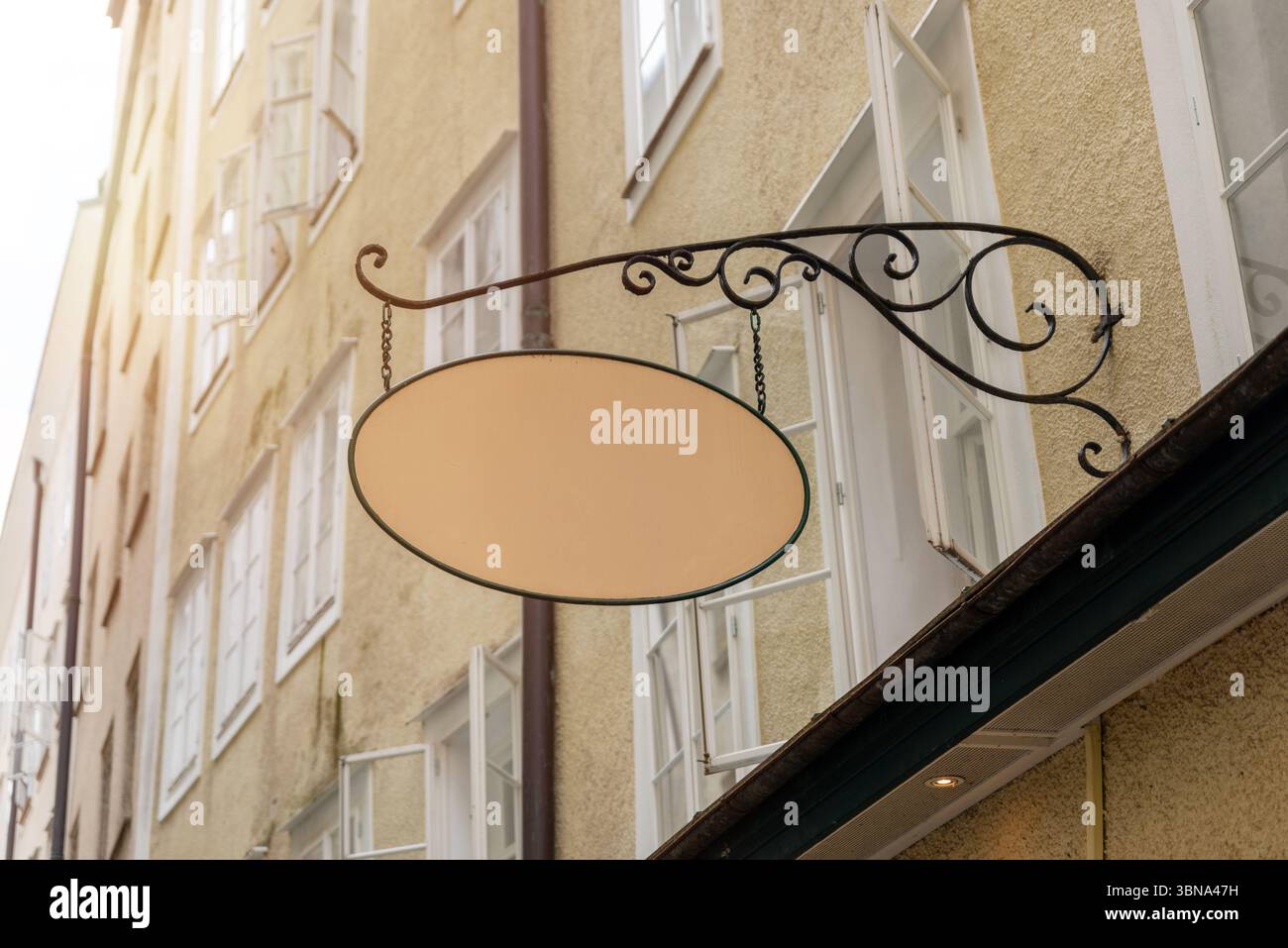 Segnaletica ovale decorativa sul muro dell'edificio storico, adatta per immagini di boutique store, modelli di logo di caffè o grafica pubblicitaria artigianale Foto Stock