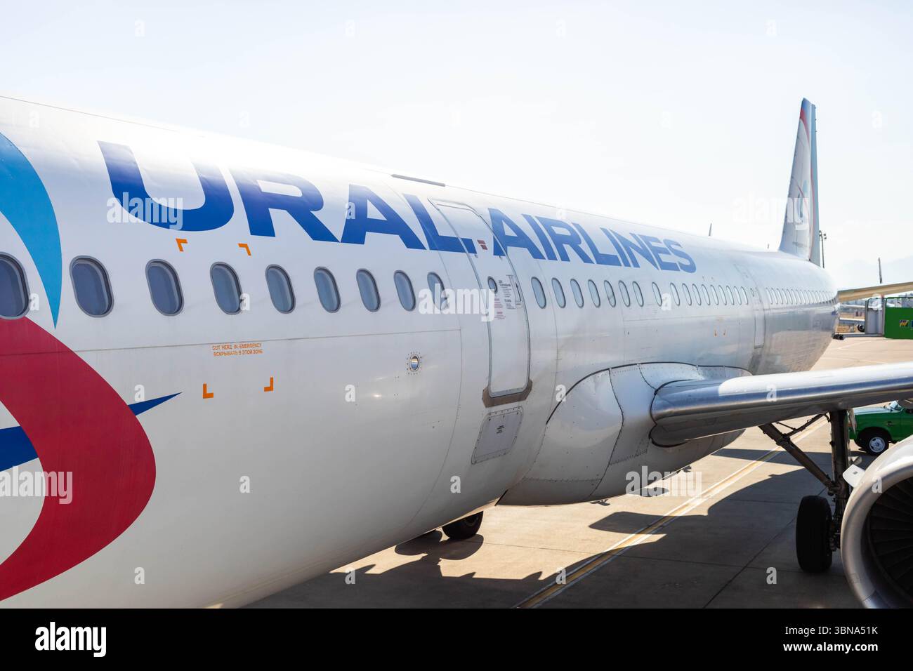 Antalya, Turchia - 8 settembre 2021: L'aeromobile Ural Airlines è parcheggiato presso l'aeroporto di Antalya, che mostra il suo design elegante e il suo vivace marchio a fronte di un Foto Stock