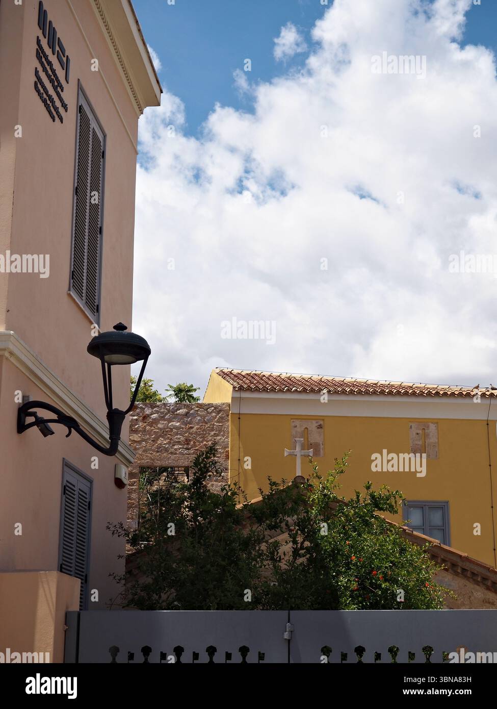 Villaggio mediterraneo con facciate colorate e architettura tradizionale sotto un cielo luminoso, che evoca il fascino regionale. Foto Stock