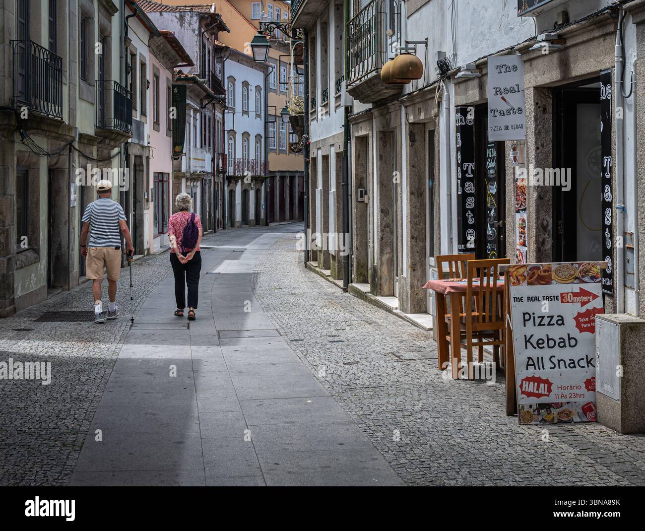 Persone che camminano lungo le stradine strette della città vecchia di Viana do Castelo Foto Stock