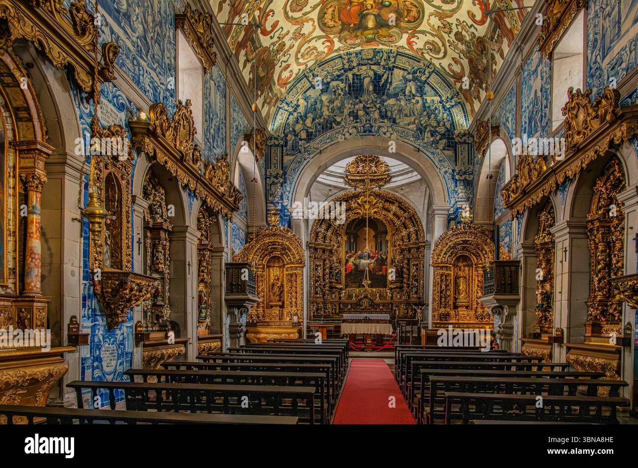 La Chiesa della Misericordia a Viana do Castelo, un bellissimo esempio di architettura barocca e impressionanti piastrelle azulejo blu e bianche. Foto Stock