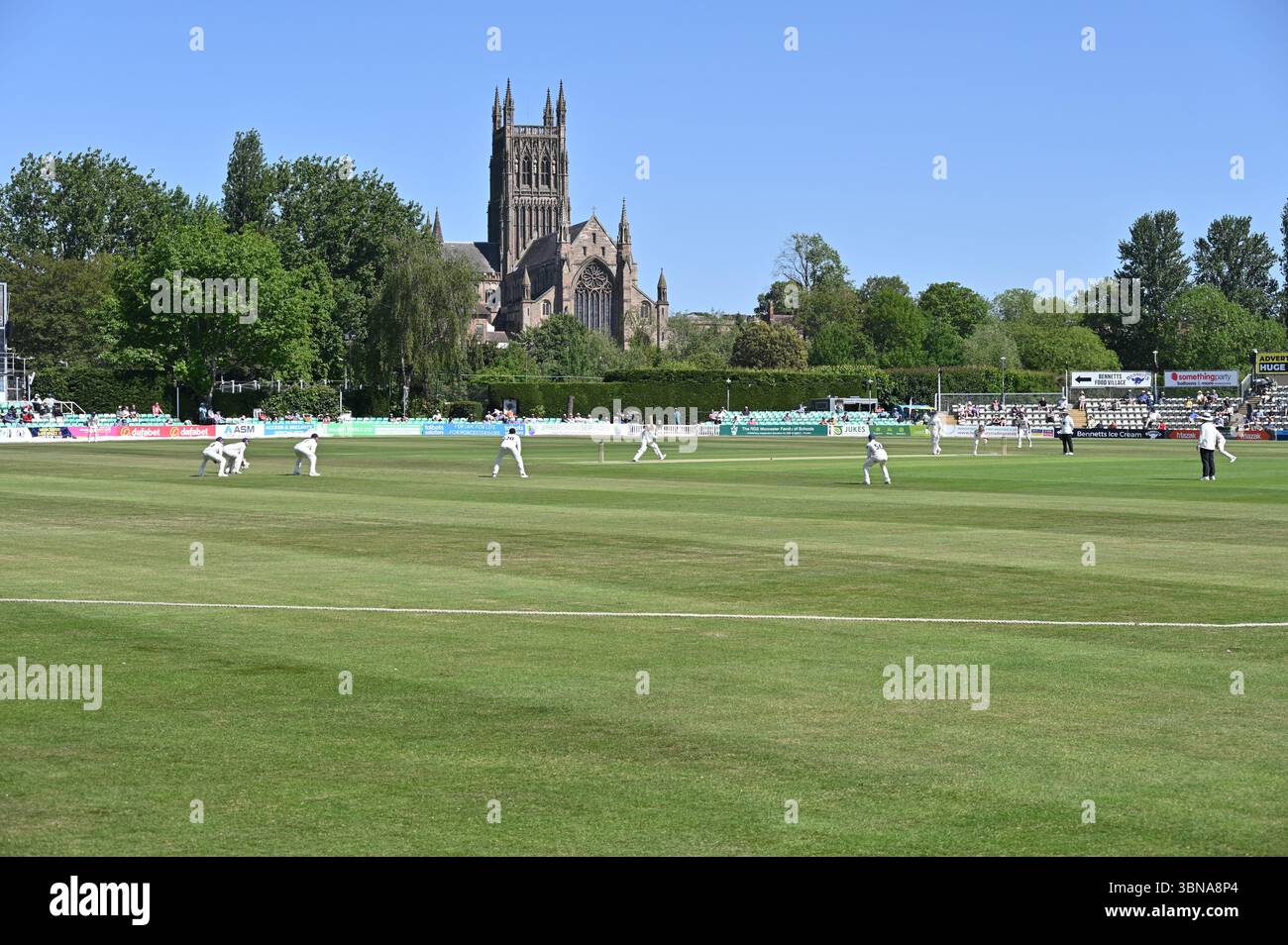 Una partita di cricket in corso al New Road County Ground, Worcester. Giorno 1 del match di campionato tra Worcestershire e Essex, l'ex battitore. Foto Stock