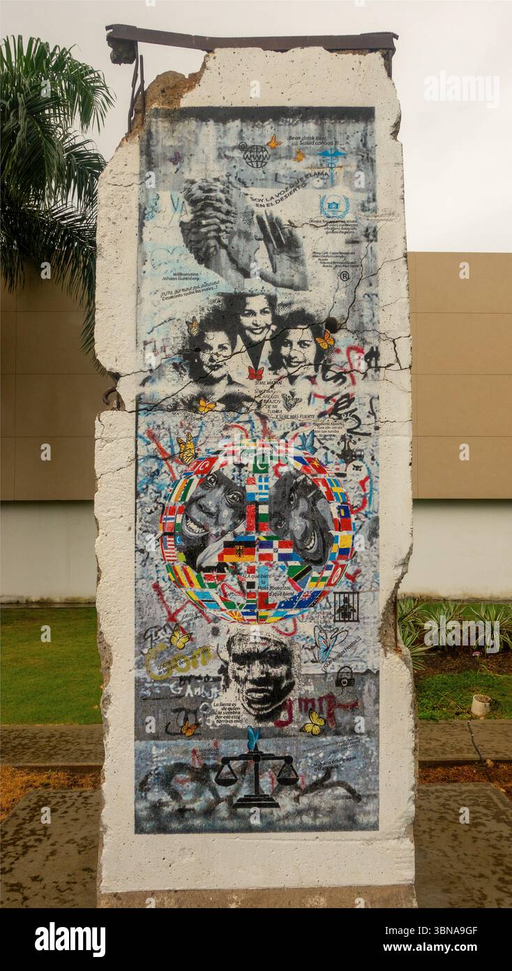 Un pezzo del muro di Berlino al Museum of Modern Art di Santo Domingo, Repubblica Dominicana Foto Stock