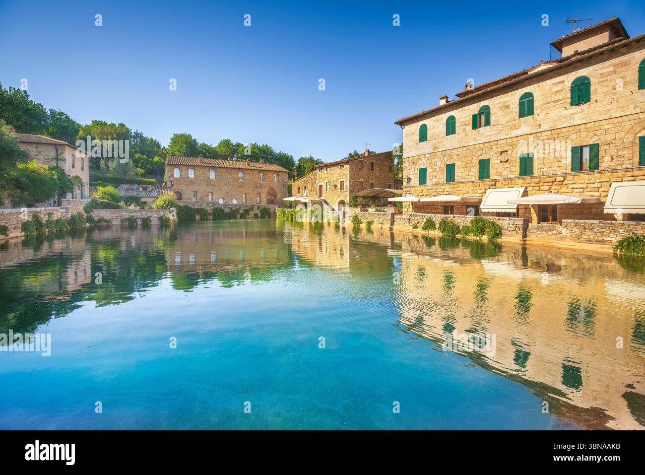 Bagno Vignoni borgo medievale e bagni termali o piscina calda nella piazza principale. Provincia di Siena, regione Toscana, Italia, Europa Foto Stock