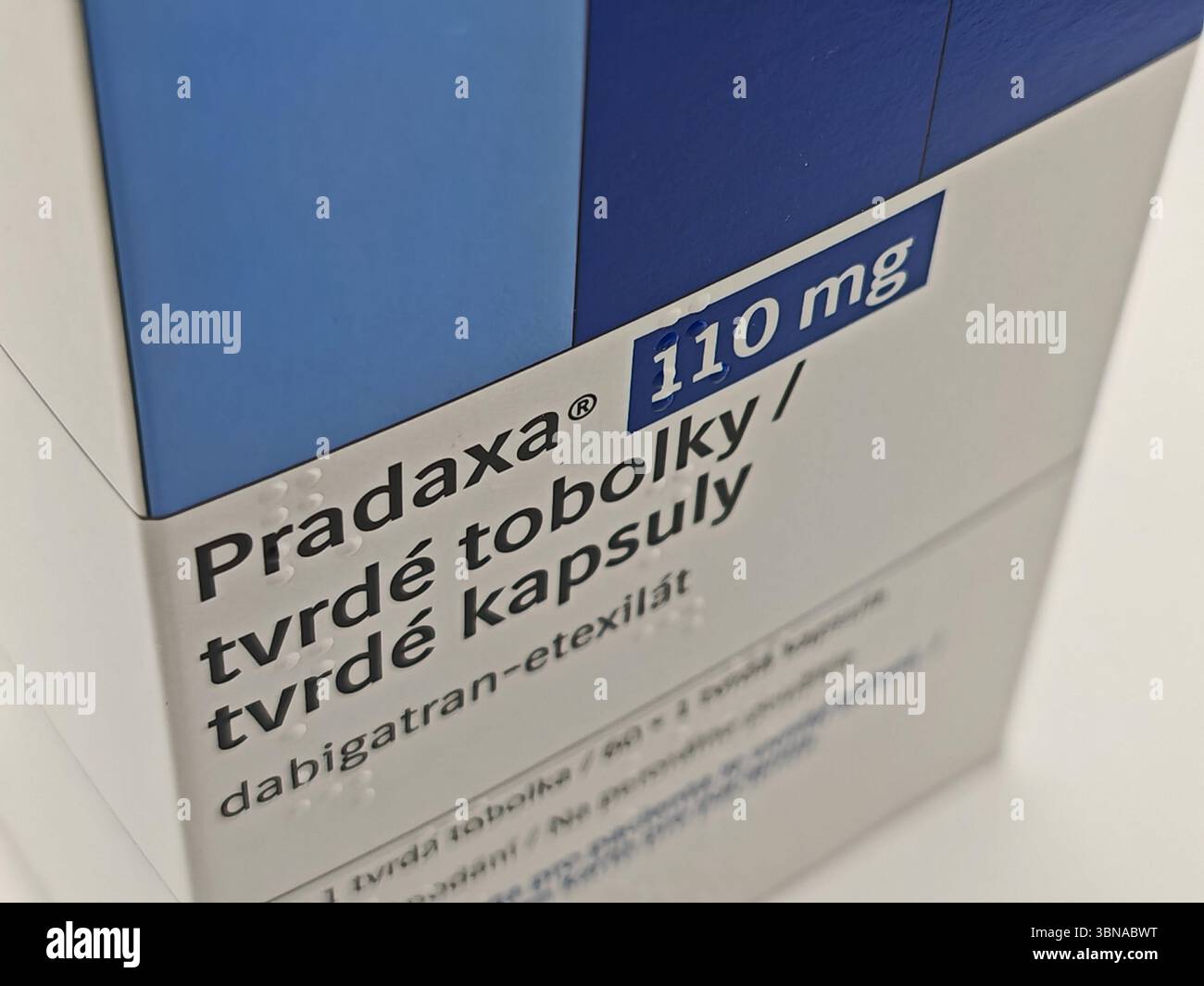 Praga, Repubblica Ceca - giugno 28 2025: Scatola di PRADAXA con sostanza attiva etexilato dabigatran di Boehringer Ingelheim, utilizzata per l'ictus p Foto Stock