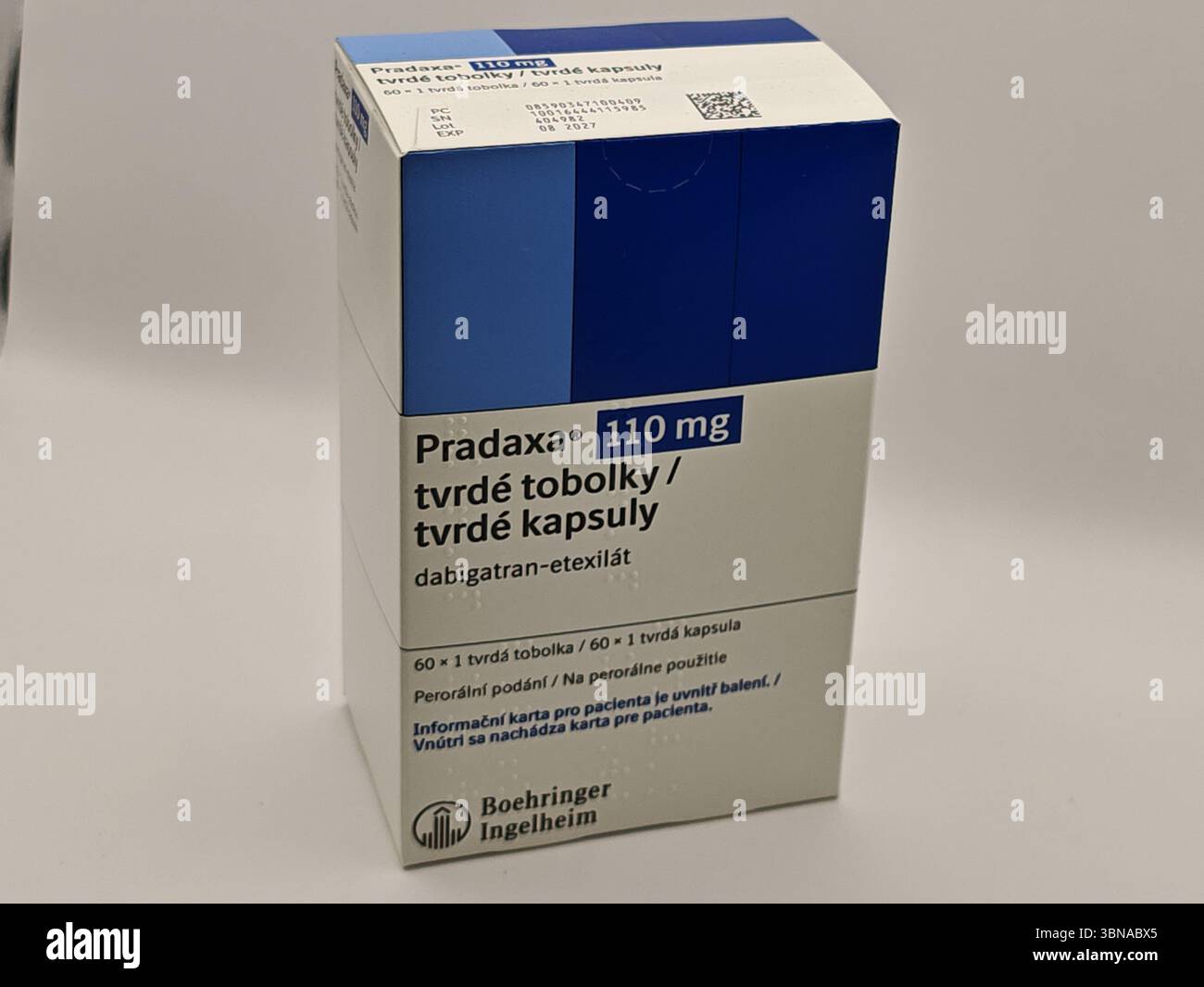 Praga, Repubblica Ceca - giugno 28 2025: Scatola di PRADAXA con sostanza attiva etexilato dabigatran di Boehringer Ingelheim, utilizzata per l'ictus p Foto Stock