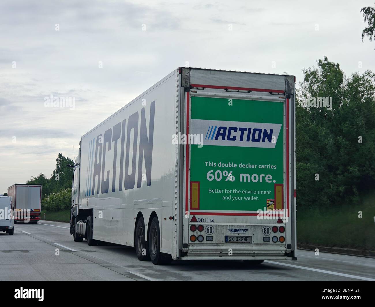 Praga, Repubblica Ceca - 8 aprile 2025: Action Shop è un negozio al dettaglio a prezzi scontati che offre una varietà di articoli per la casa, decorazioni, elettronica, Foto Stock