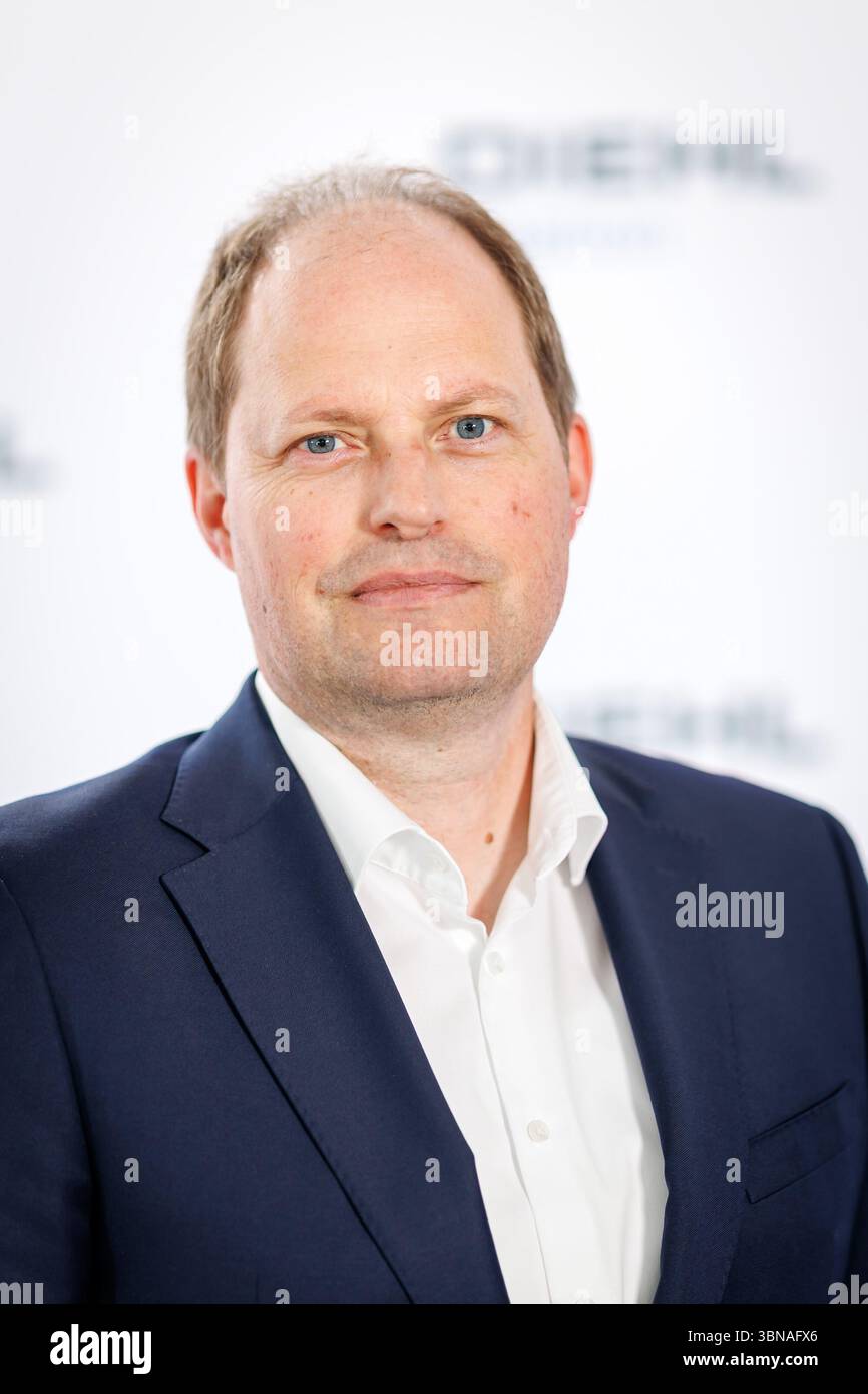 Norimberga, Germania. 1 luglio 2025. Christof Bosbach, CEO della Diehl Metering Division del conglomerato Diehl, nella foto a margine della conferenza stampa annuale dell'azienda. Diehl Stiftung & Co KG è un gruppo tedesco di società con sede a Norimberga. Il gruppo è a conduzione familiare. Il gruppo è diviso in cinque sottogruppi: Difesa, aviazione, metallo, controlli e misurazione. Crediti: Daniel Karmann/dpa/Alamy Live News Foto Stock