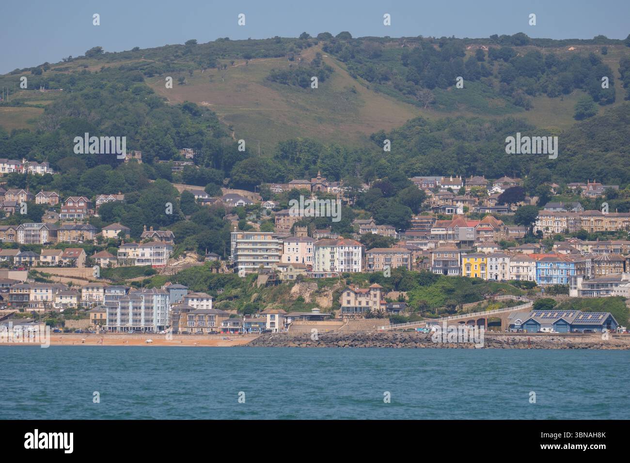30 giugno 2025 - Ventnor, Regno Unito - la città di Ventnor sull'isola di Wight vista dal mare Foto Stock